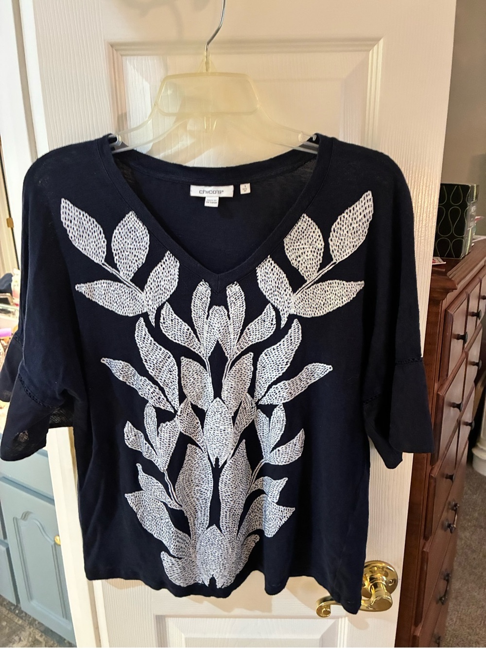 Chicos Linen Navy  White Leaf Print V-Neck Flutter Sleeve Top SZ 1/M - Picture 2 of 5